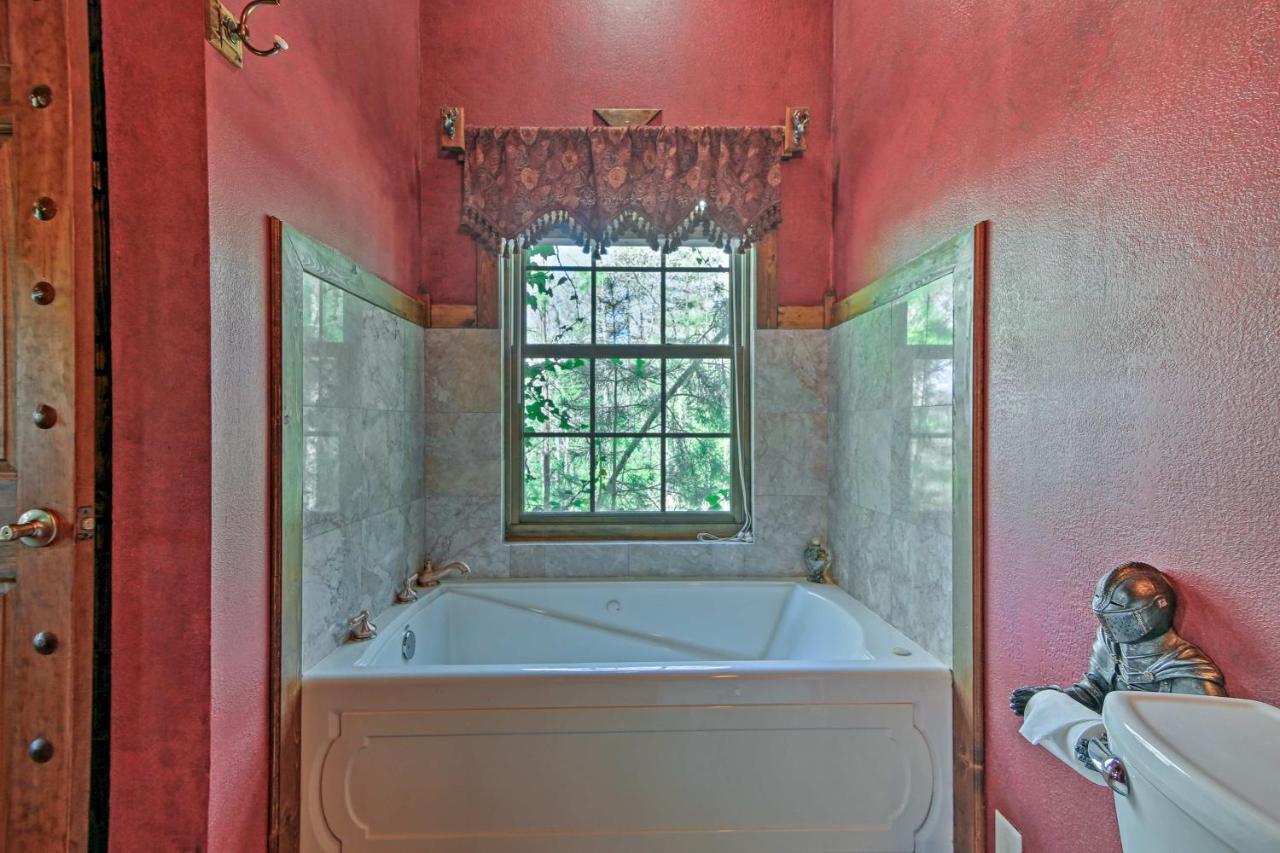 Unique Murphy Retreat With Hot Tub, Pond And Waterfall Extérieur photo